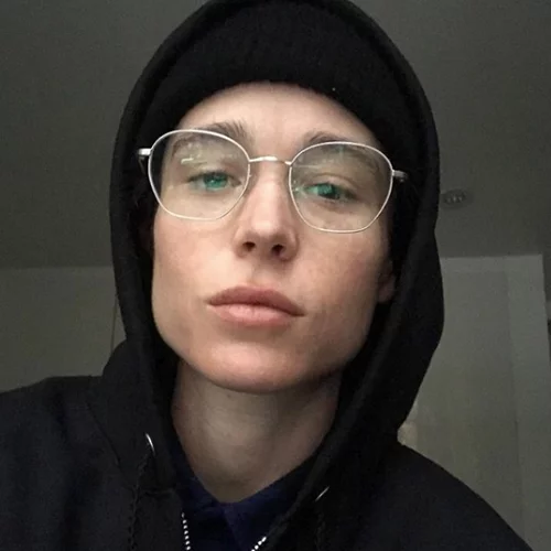 O Elliot Page στην πρώτη του φωτογραφία με μαγιό μετά το coming out ως trans