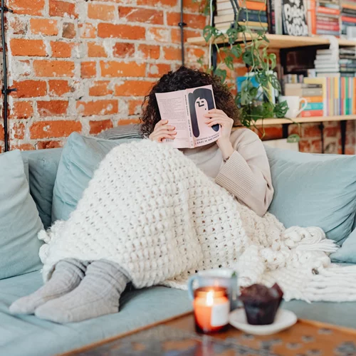 5 cozy κουβέρτες για τέλειο χουχούλιασμα στον καναπέ