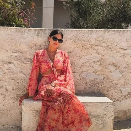 Η Σταματίνα Τσιμτσιλή με τις φίλες της στην Αντίπαρο | Το καλοκαιρινό πλεκτό της σύνολο