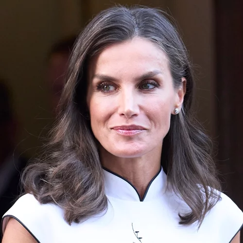 H βασίλισσα Letizia φόρεσε ξανά το αγαπημένο της κρουαζέ φόρεμα