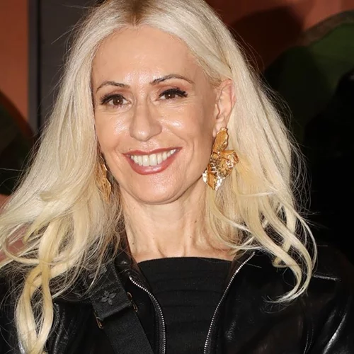 Μαρία Μπακοδήμου | Η stylish εμφάνισή της στο Εθνικό θέατρο - Με cargo παντελόνι