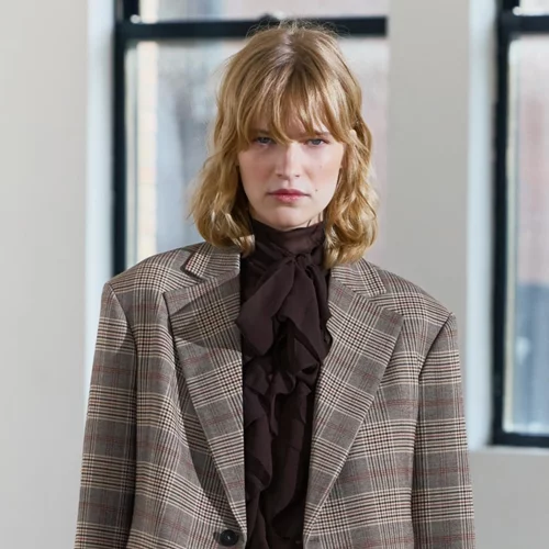 Αυτό το καρό blazer από τη Zara έχει 57% έκπτωση και είναι στο χρώμα που θα φορέσεις περισσότερο τη νέα σεζόν