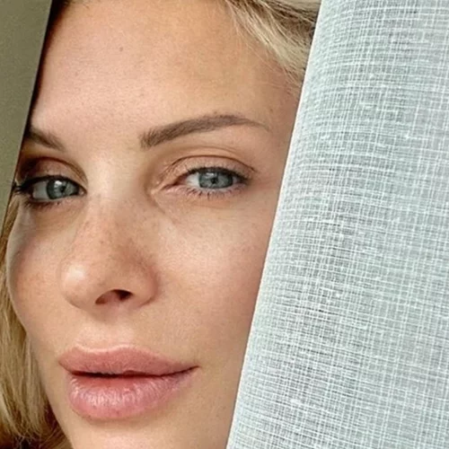 "Προσωπάρα" | Η Ελένη Μενεγάκη ποζάρει σχεδόν άβαφη