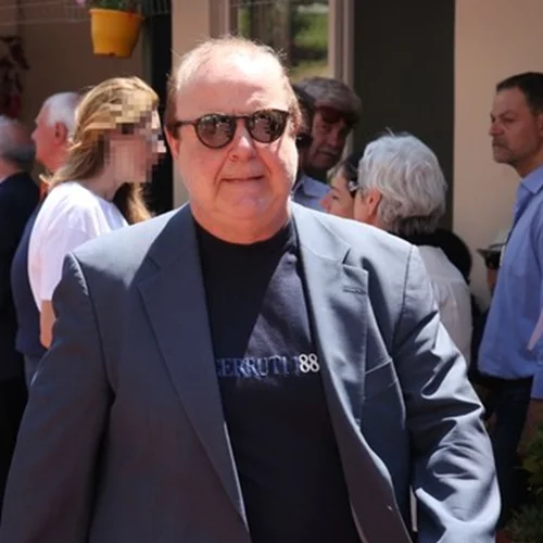 "Με κυνηγούν, για δύο κοριτσάκια που έκαναν κουτσομπολιό"