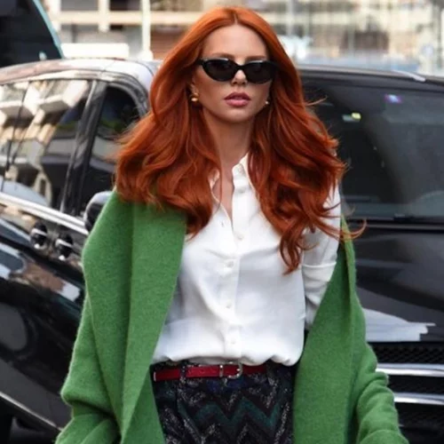 Η Έβελυν Καζαντζόγλου ταξιδεύει στις πρωτεύουσες της μόδας και παραδίδει μαθήματα στιλ