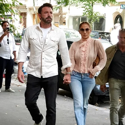 H Jennifer Lopez ξέρει καλά ποιο τζιν της ταιριάζει | Η γραμμή που είναι ιδανική για γυναίκες με καμπύλες