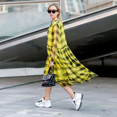 Πώς θα είστε κομψές με sneakers σε κάθε ηλικία