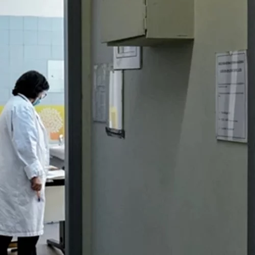 Κορονοϊός | Διχάζει η τέταρτη δόση εμβολίου - Γκάγκα και Μόσιαλος "αδειάζουν" την επιτροπή για τους κάτω των 60 ετών