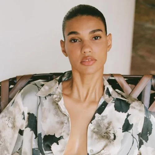 Αυτό το floral πουκάμισο από τη Zara είναι το τέλειο item για το "ξύπνημα" της άνοιξης στις πρωινές σου εμφανίσεις