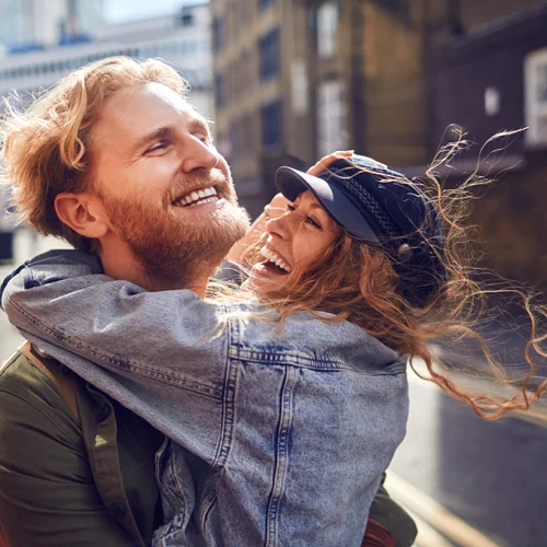 Εμφάνιση ή προσωπικότητα; Τι βρίσκουν ελκυστικό γυναίκες και άντρες στο άλλο φύλο σε κάθε ηλικία;