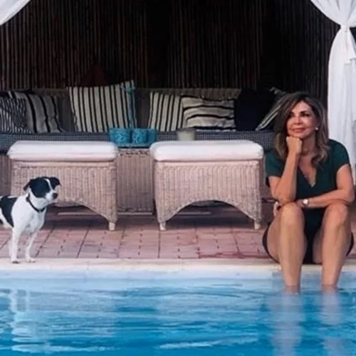 Το εξοχικό της Μιμής Ντενίση στο Θεολόγο είναι ένας επίγειος παράδεισος - ο τεράστιος κήπος και το σαλόνι δίπλα στην πισίνα