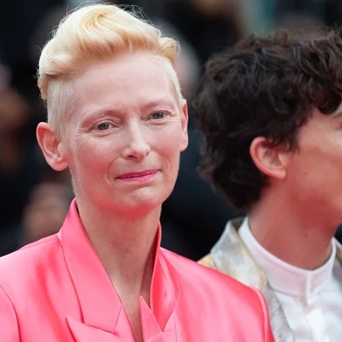 Honor Swinton Byrne | Η κόρη της Tilda Swinton μιλά για τον ασυνήθιστο τρόπο που την μεγάλωσε η διάσημη μητέρα της