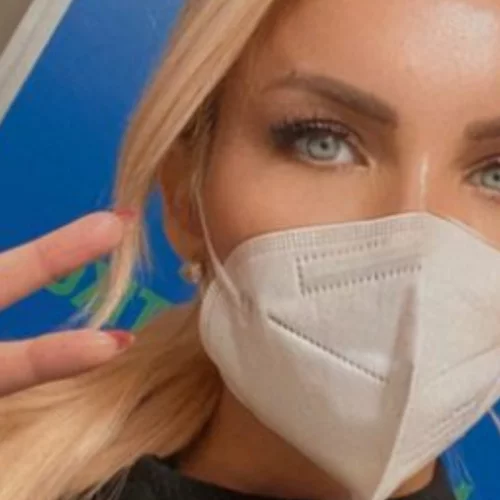 Κατερίνα Καινούργιου | Έκανε την τρίτη δόση του εμβολίου κατά του κορονοϊού (εικόνα)