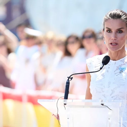 Η βασίλισσα Letizia με ένα προσιτό φόρεμα που μπορείς να φορέσεις και στο γάμο σου