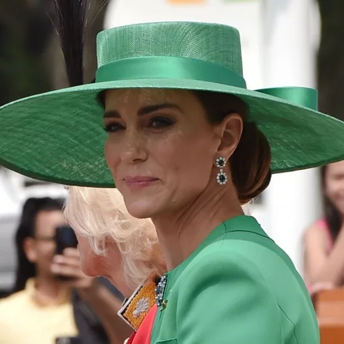 Όλα τα βλέμματα στραμμένα στην Kate - Με λευκό σύνολο και μαύρες λεπτομέρειες στο Τrooping the Colour