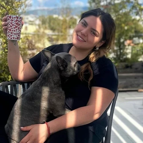 Η σωστή Κυριακή | Η Δανάη Μπάρκα χαλαρώνει στην καταπράσινη βεράντα της στην εντυπωσιακή βεράντα της