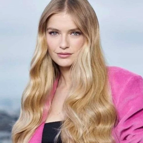 Η Camille Razat είναι ένας σοβαρός λόγος για να δεις Emily in Paris