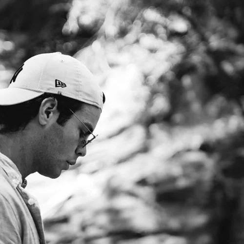 Ο Άγγελος Λάτσιος απολαμβάνει το κοκτέιλ του μέσα στην πισίνα | Η καθημερινότητά του στα Άχλα της Άνδρου