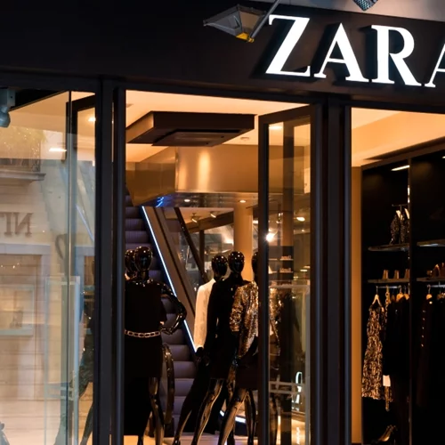 Είδαμε αυτή τη βιτρίνα σε Zara κατάστημα και δεν πιστεύαμε στα μάτια μας