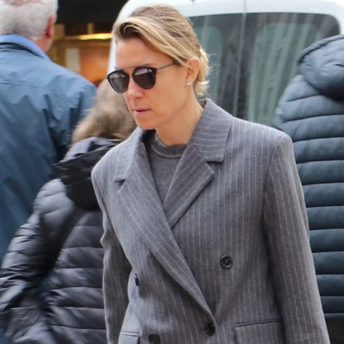 Loafers με τακούνι | Η Βίκυ Καγιά φόρεσε τα πιο κομψά και άνετα παπούτσια για το γραφείο (και όχι μόνο)