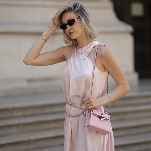 Το σατινέ φόρεμα από τη Stradivarius που θα φορέσεις στο επόμενο καλοκαιρινό κάλεσμά σου