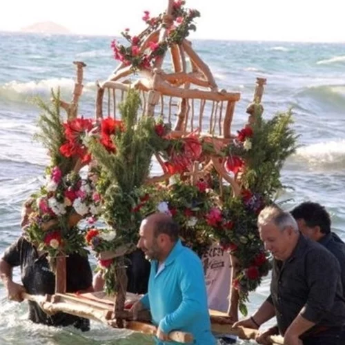 Νάξος: Η ξεχωριστή περιφορά του Επιταφίου μέσα στη θάλασσα [βίντεο]