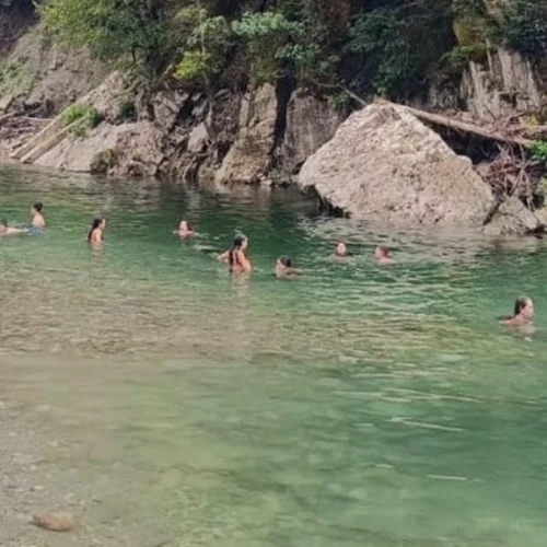 Η παραλία του Δήμου Μετεώρων, γνωστή ως "πλαζ Αλέκος", σε υψόμετρο 1.000 μέτρων