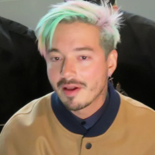 J Balvin και Padma Lakshmi στο ειδικό αφιέρωμα του "Nick News" για τη μετανάστευση