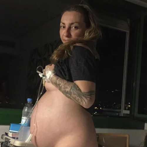 Ρούλα Ρέβη | Οι αναρτήσεις από το μαιευτήριο και η φωτογραφία με φουσκωμένη κοιλίτσα