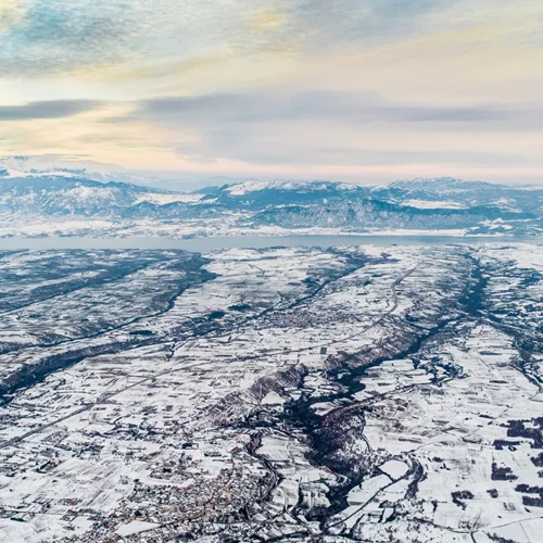 Σαρώνει η κακοκαιρία Barbara σε όλη την Ελλάδα | Μάχη για να κρατηθεί ανοιχτό το οδικό δίκτυο - Πού εντοπίζονται προβλήματα