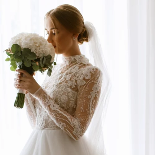 Παντρεύεσαι το καλοκαίρι; Αυτά τα κομψά και άνετα παπούτσια θα αναδείξουν το bridal look σου