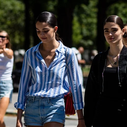 Περπάτησα στην Αθήνα και οι επαγγελματίες επιλέγουν αυτά τα 'ανορθόδοξα' κομμάτια στο office style τους