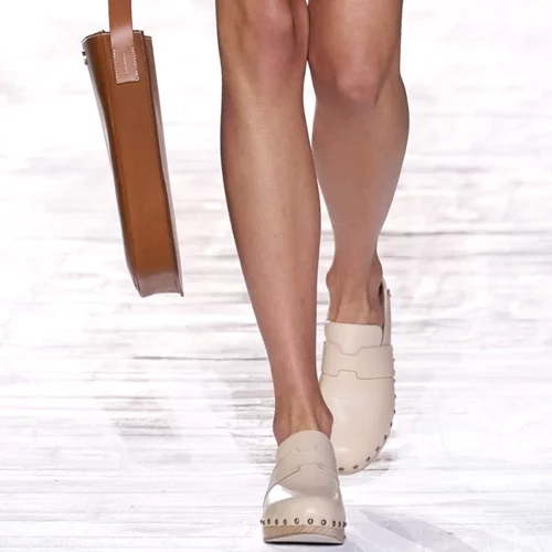 Clogs | Βρήκαμε την πιο κομψή εκδοχή της διφορούμενης τάσης στα Stradivarius