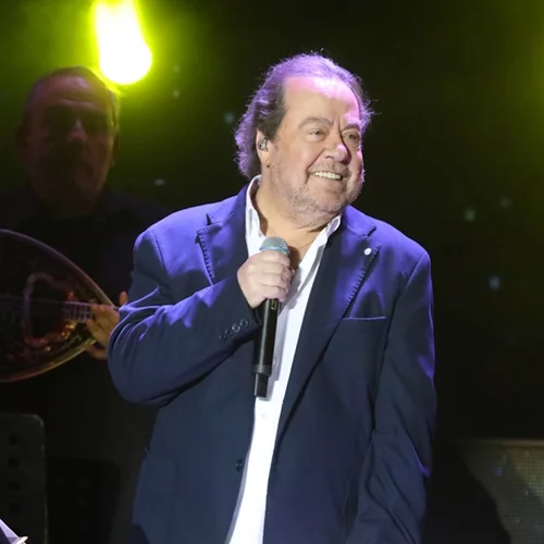 Γιάννης Πάριος | Σπάνια εμφάνιση αγκαλιά με τους τρεις γιους του