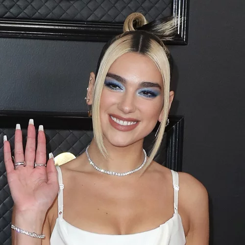 Η Dua Lipa έκανε το ντεμπούτο της στην πασαρέλα | Τα Versace looks που φόρεσε