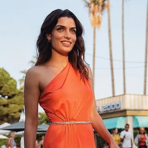 Η Τόνια Σωτηροπούλου προτείνει το ιδανικό πανωφόρι για τις βραδινές εξόδους του φθινοπώρου