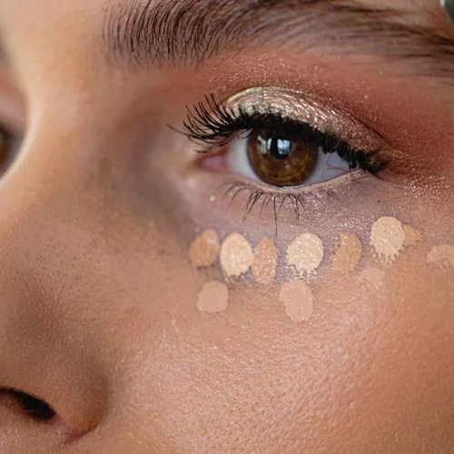 Αυτό το κλασικό λάθος στην εφαρμογή του concealer ίσως ευθύνεται για τους έντονους μαύρους κύκλους σου