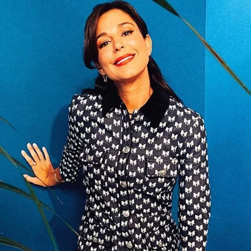 Το stylish φόρεμα της Κατερίνας Παπουτσάκη είναι ιδανικό για μία βραδιά στο θέατρο