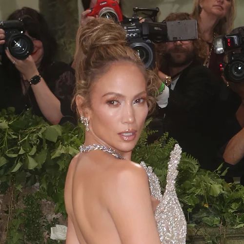 H Jennifer Lopez υιοθέτησε από τώρα το πιο hot μανικιούρ των επόμενων μηνών