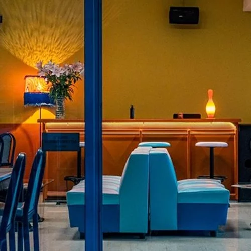 Το 'Apoteka' είναι ένα διαφορετικό μπαρ, βγαλμένο από τα 80s