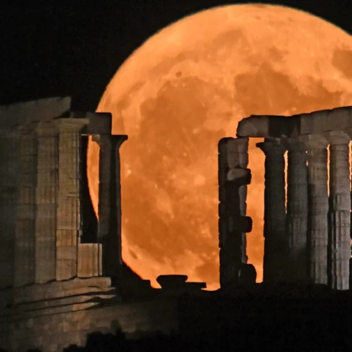 Πανσέληνος Ιουνίου | Μαγικές εικόνες από το "Φεγγάρι της Φράουλας" - Ο σπάνιος συγχρονισμός με το θερινό ηλιοστάσιο