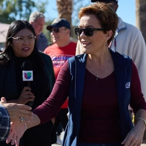 Ο Τrump διόρισε επικεφαλής του Voice of America την πρώην παρουσιάστρια Kari Lake