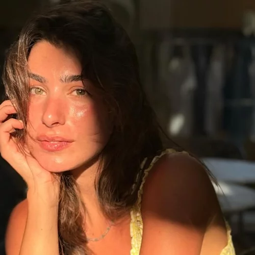 Η Χρύσα Μιχαλοπούλου με girly crop top | Το γλυκό δώρο από τον γιο της, Κίμωνα