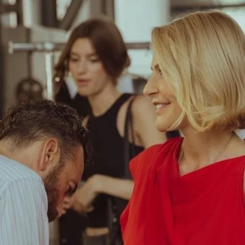 Η Τζένη Μπαλατσινού σε ξυλουργείο στην Πάτμο