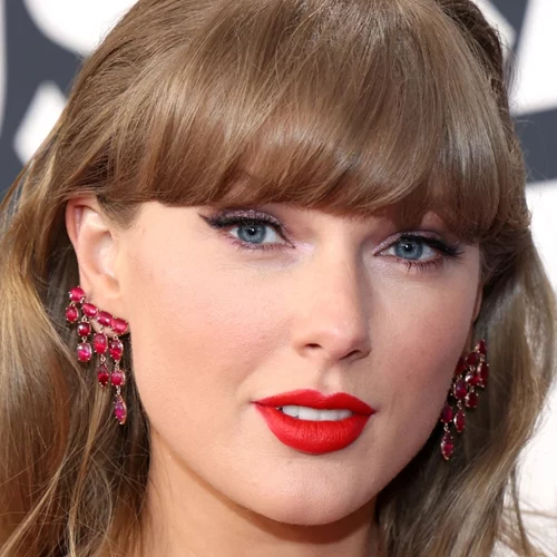 8 matte κραγιόν σε φλογερό κόκκινο για την Ημέρα του Αγίου Βαλεντίνου