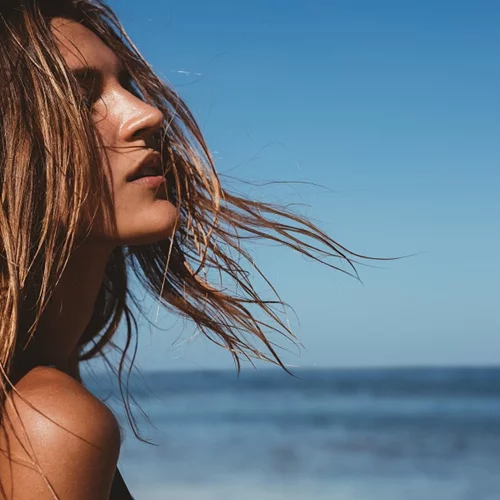 Πες μας πού θα πας διακοπές να σου πούμε τι άρωμα θα πάρεις μαζί σου