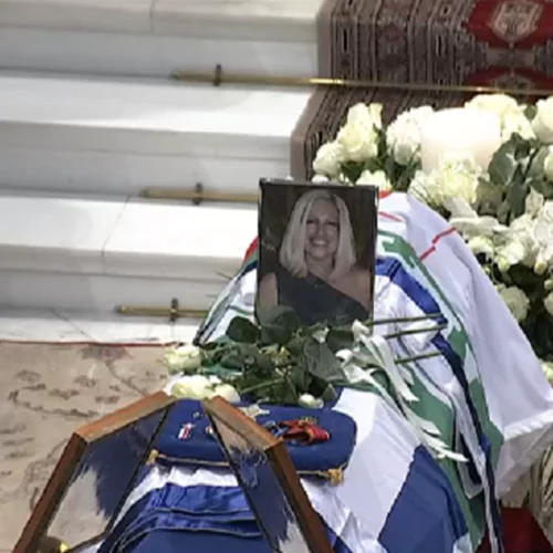 Η Ελλάδα αποχαιρετά τη Φώφη Γεννηματά | Με χειροκροτήματα στη Μητρόπολη η σορός της - Ξεκινά η νεκρώσιμη ακολουθία - Live