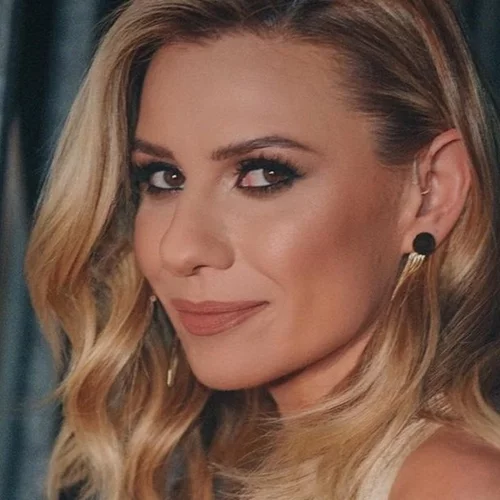 Το αναπάντεχο χρώμα νυχιών που επιλέγουν όλες οι Ελληνίδες celebrities φέτος την άνοιξη