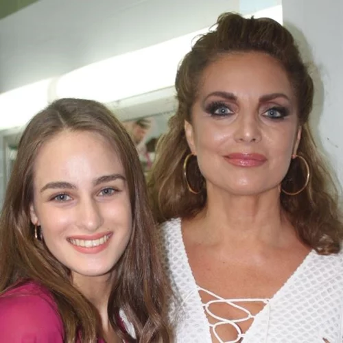 Η Άντζελα Γκερέκου στο σπίτι της κόρης της στο κέντρο της Αθήνας