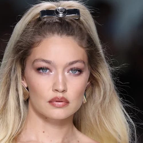 4 beauty tips που ίσως δεν σου έμαθε η μαμά σου — και πρέπει να εντάξεις στη skincare ρουτίνα σου